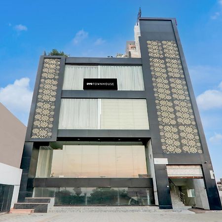 Super Hotel O Banthara Near Airport Banthra Sikandarpur المظهر الخارجي الصورة