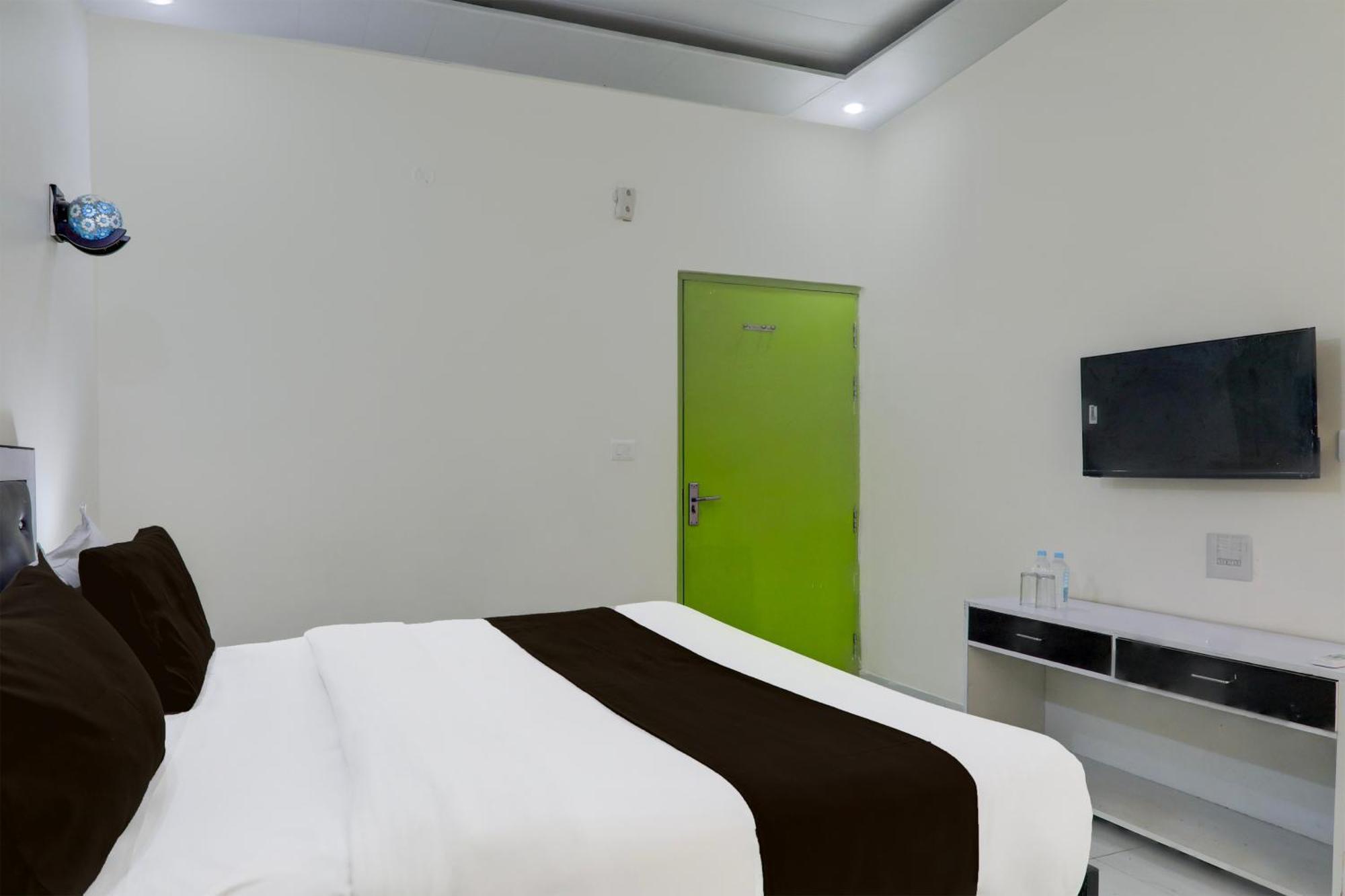 Super Hotel O Banthara Near Airport Banthra Sikandarpur المظهر الخارجي الصورة