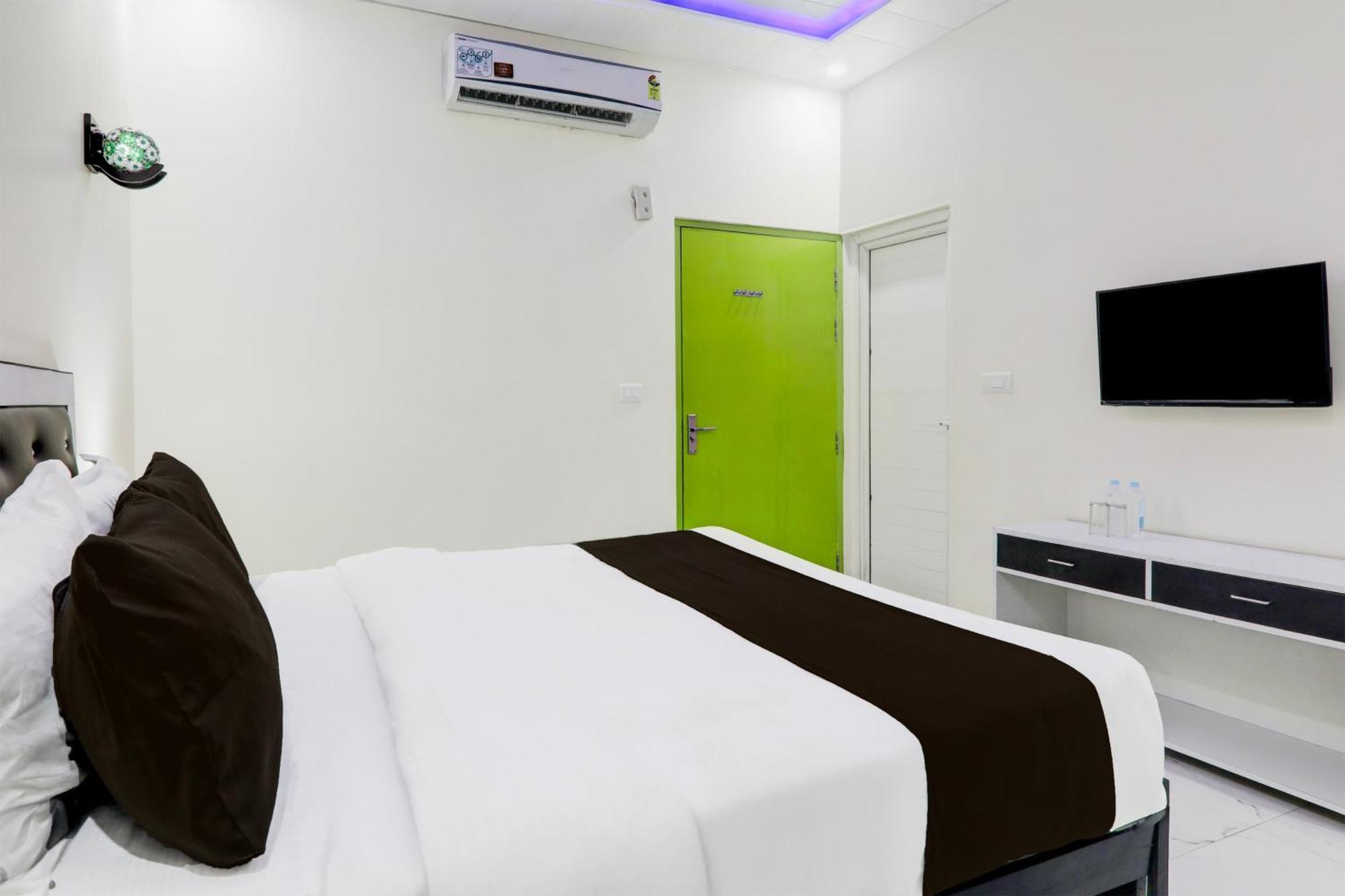 Super Hotel O Banthara Near Airport Banthra Sikandarpur المظهر الخارجي الصورة