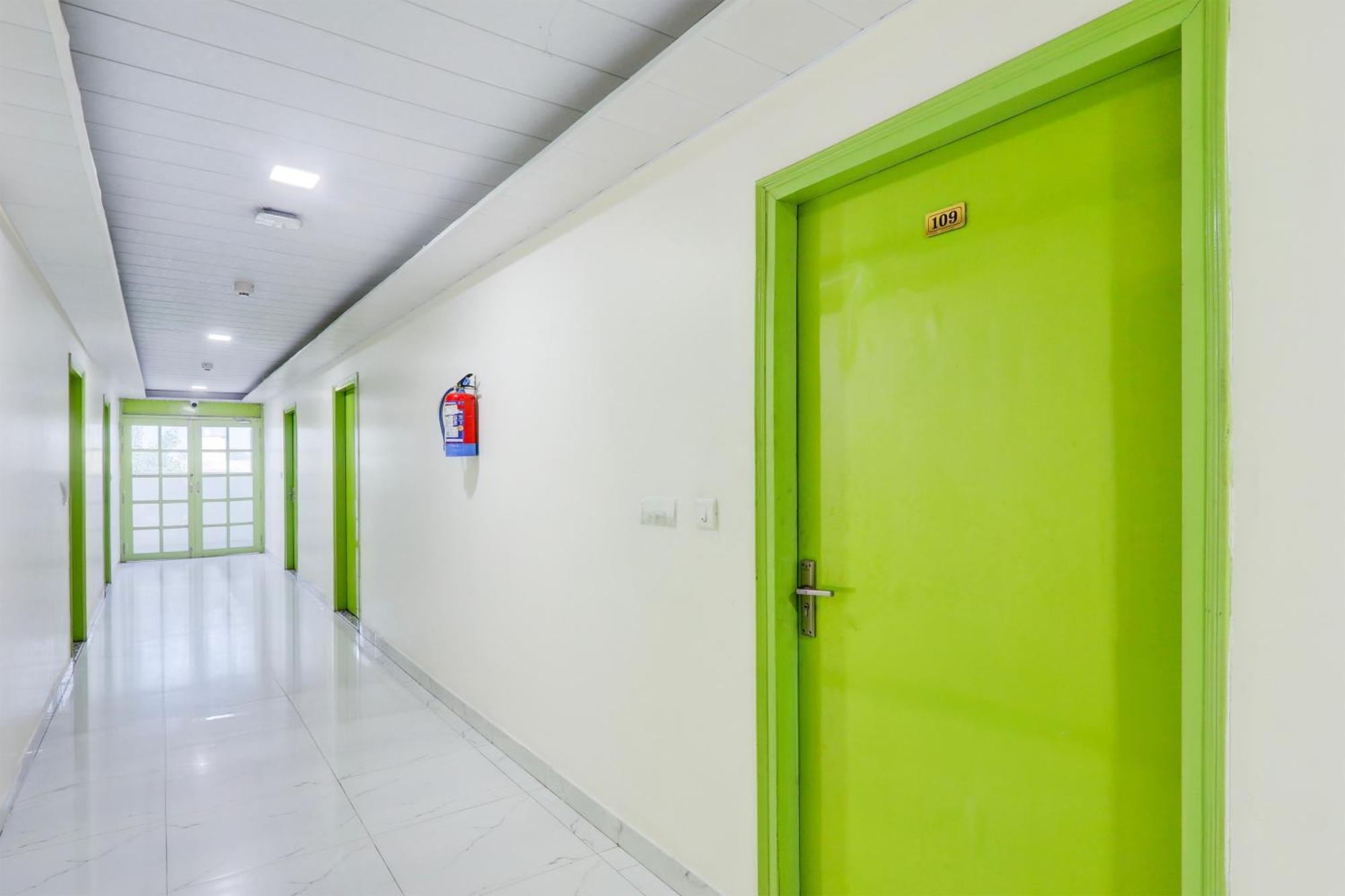 Super Hotel O Banthara Near Airport Banthra Sikandarpur المظهر الخارجي الصورة